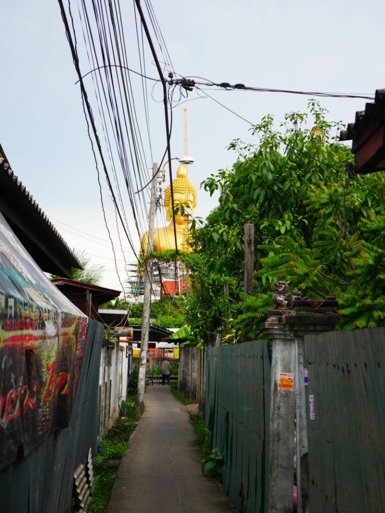 wat-paknam-hidden-alleyway-photo-spot