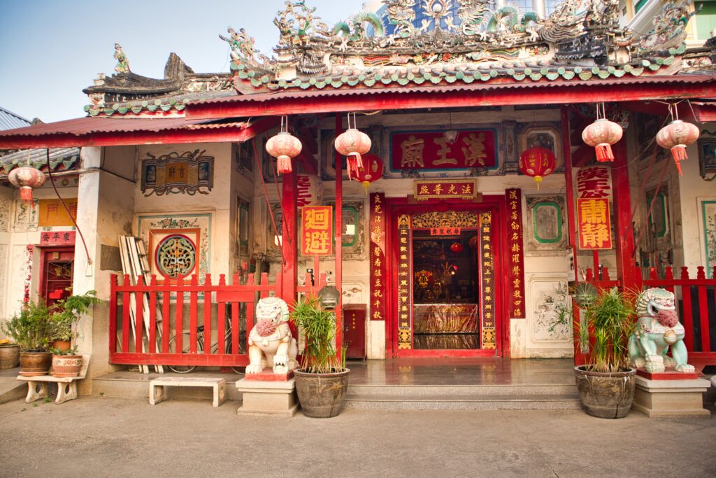 talad-noi-ancient-chinese-shrine-banyan-tree
